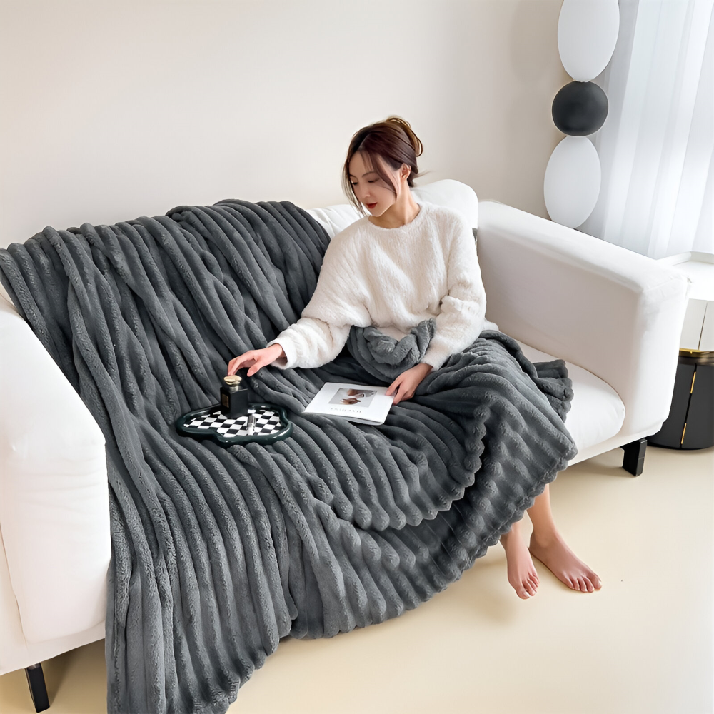 Plaid ultra-doux en polaire avec rayures subtiles. Ambiance cosy garantie et confort absolu.
