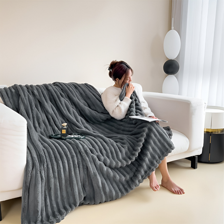 Couverture polaire luxe, douce et confortable pour la chambre, un accessoire moderne et toutes saisons.