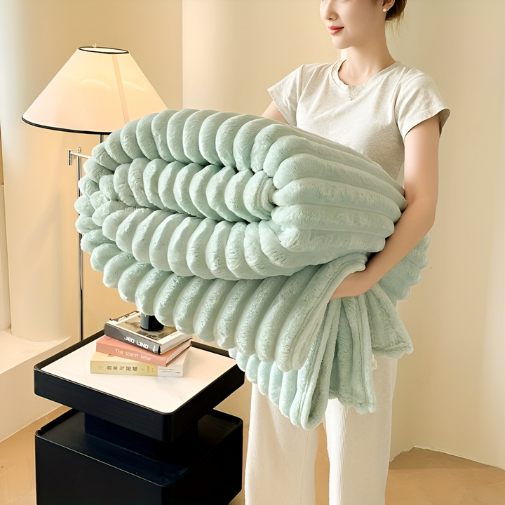 Chaleur et douceur avec cette couverture polaire moderne, idéale pour le canapé ou la chambre.