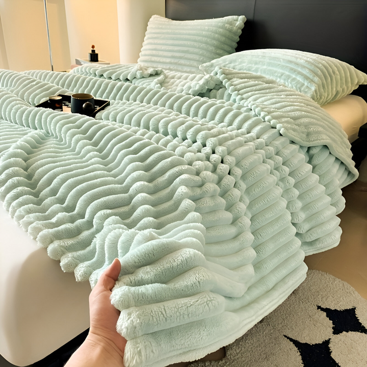 Plaid en polaire légère, motif rayé pour une ambiance cosy et moderne dans votre intérieur.