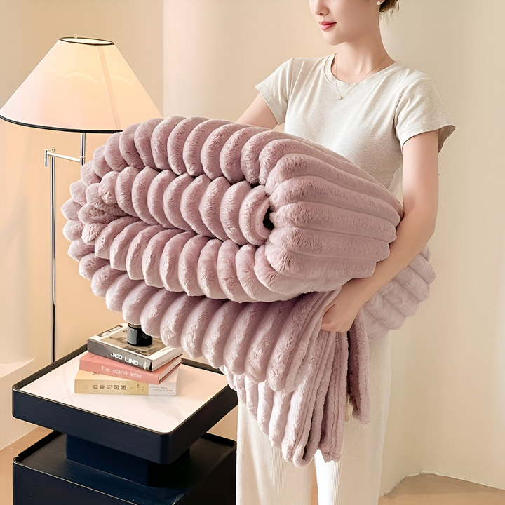 Confort maison: plaid polaire ultra-doux à rayures. Détente assurée et touche de douceur.
