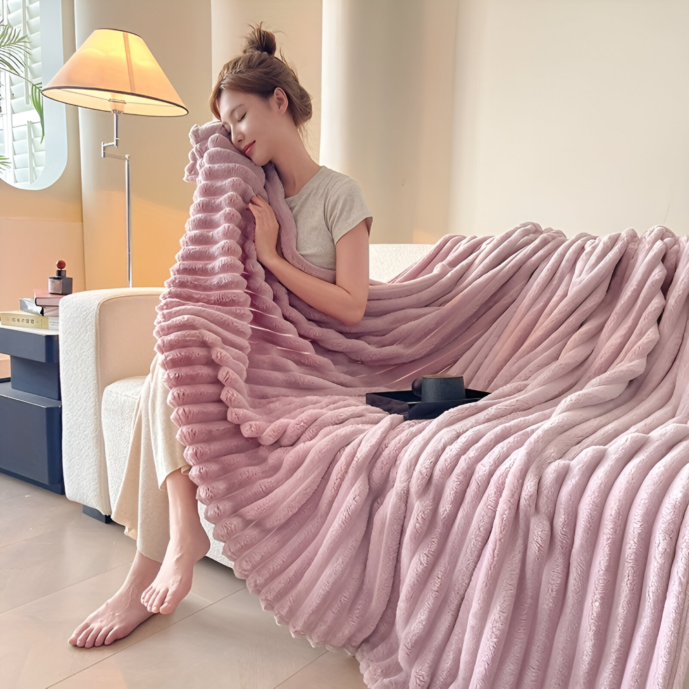 Couverture polaire rayée, polyvalente pour chambre, salon ou voyage. Confortable et chic.
