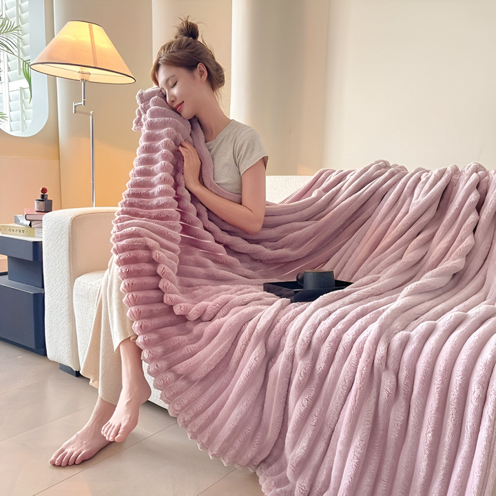 Couverture polaire rayée, polyvalente pour chambre, salon ou voyage. Confortable et chic.