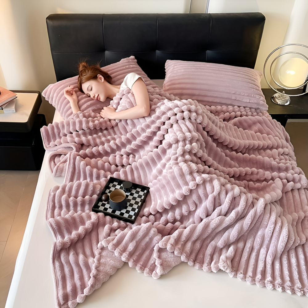 Chaleur et élégance: plaid polaire à rayures. L'accessoire indispensable pour la maison.
