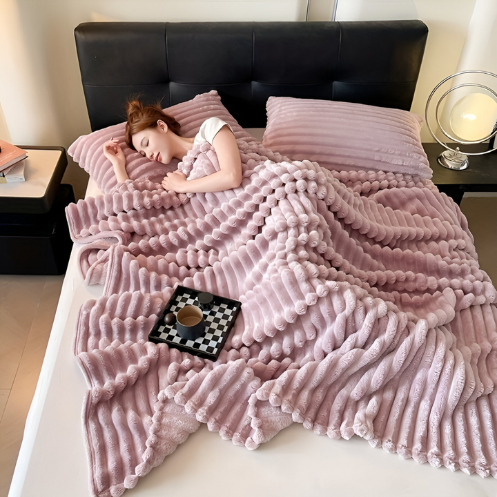 Chaleur et élégance: plaid polaire à rayures. L'accessoire indispensable pour la maison.