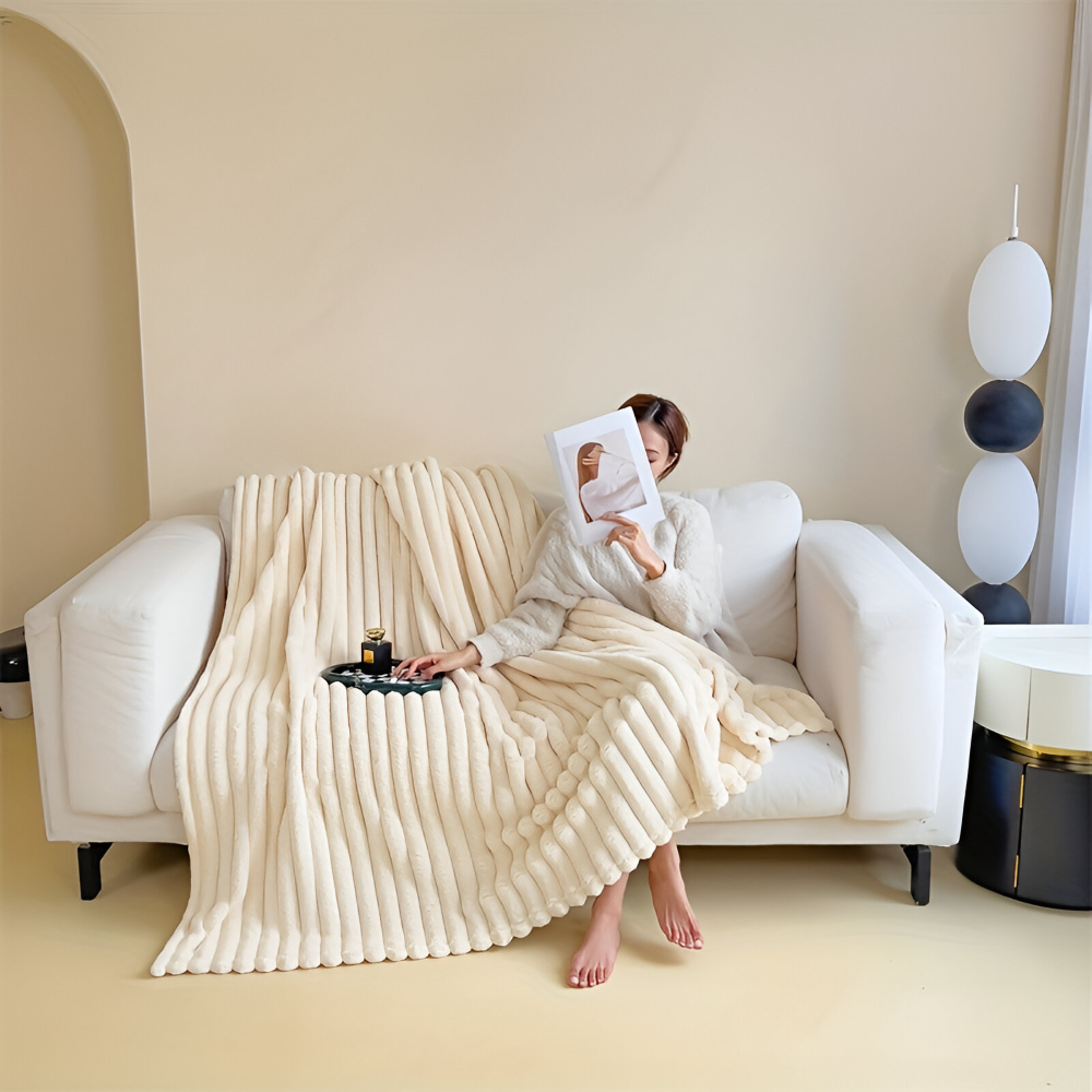 Plaid léger et confortable pour toutes saisons. Motif rayé moderne, parfait pour la maison.
