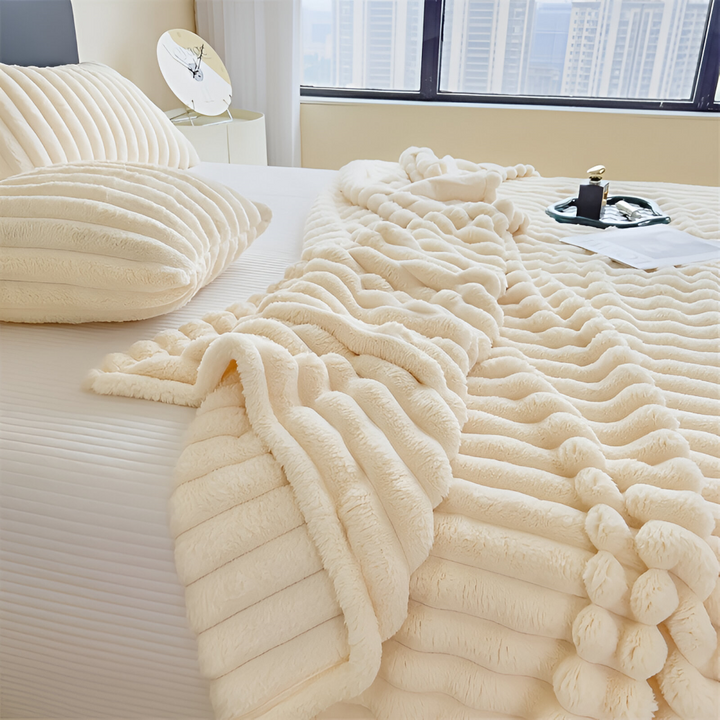 Couverture douce en polaire avec rayures. Essentielle pour le cocooning et les soirées à la maison.