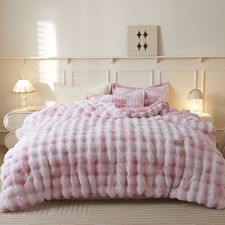 Couette toutes saisons VelouraDream en fleece de lait, régule la chaleur, ultra-douce.