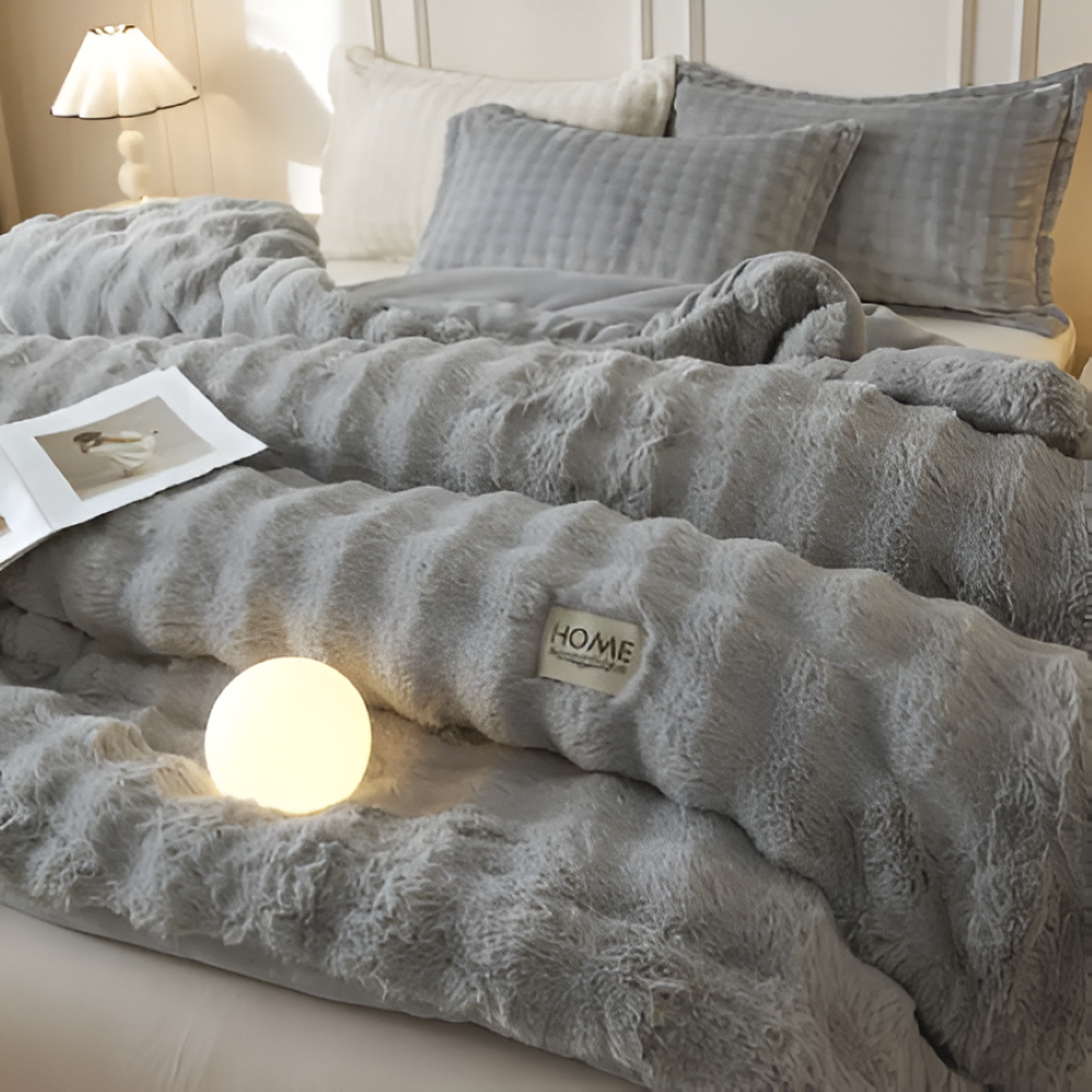 Gros plan sur la texture moelleuse de la couette VelouraDream en fleece de lait.