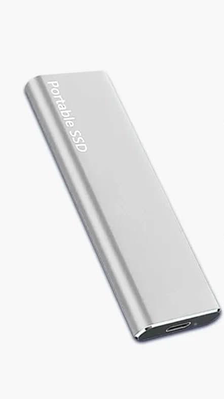 Disque dur externe 4 To portable USB-C, en main, pour transférer et sauvegarder des fichiers importants.