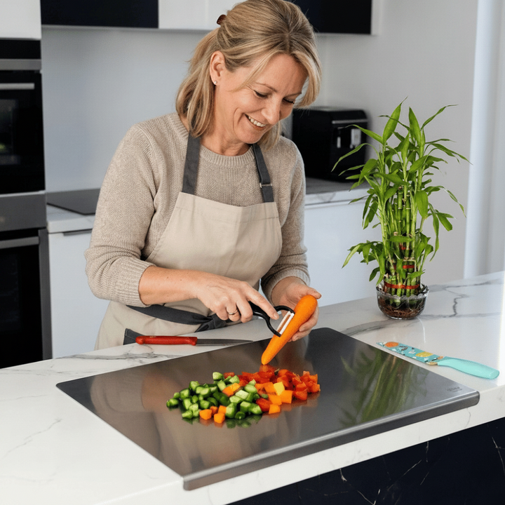 Planche à découper de cuisine en bois massif, idéale pour organiser l'espace de travail et le service.