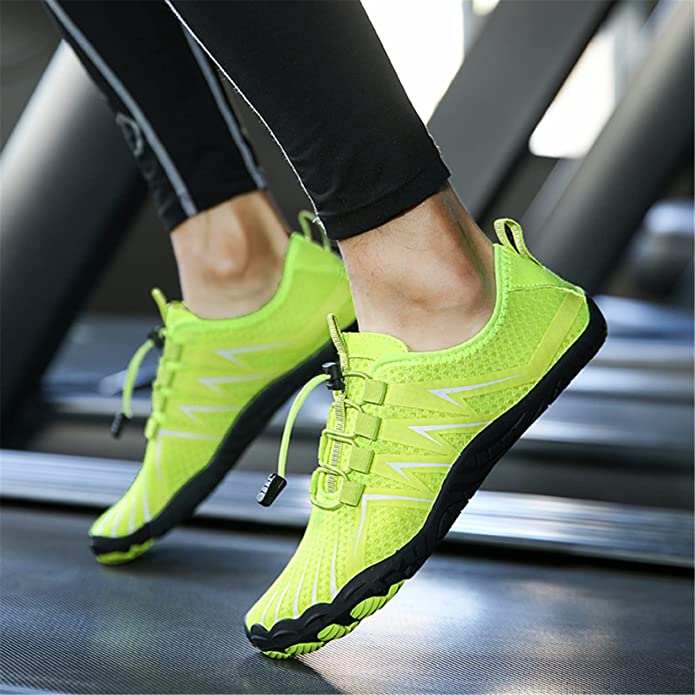 Profitez de l'eau avec ces chaussures de sport nautique à séchage rapide, légères et antidérapantes.