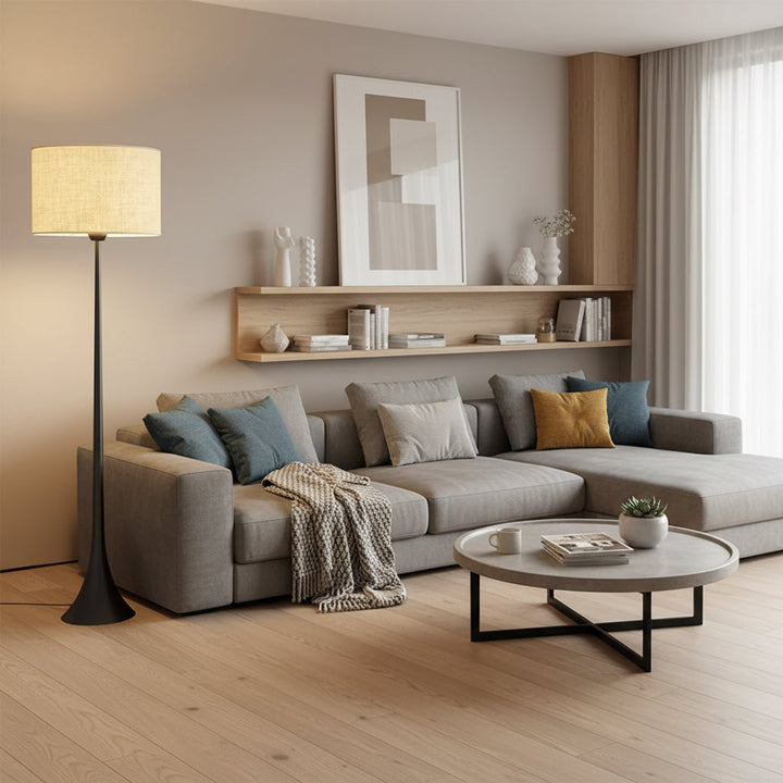 Lampe sur pied élégante et minimaliste en métal, idéale pour une décoration intérieure contemporaine de salon ou chambre.