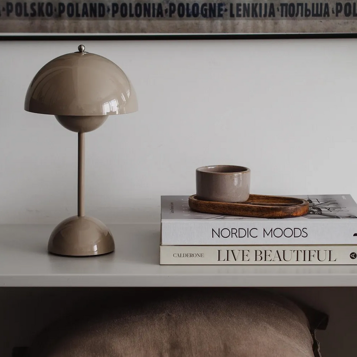 Lampe de table LED Aurora, design moderne, sans fil, pour salon, chambre ou bureau.