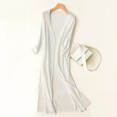 Gilet long fluide pour femme, parfait pour la saison chaude, allie légèreté et élégance décontractée.