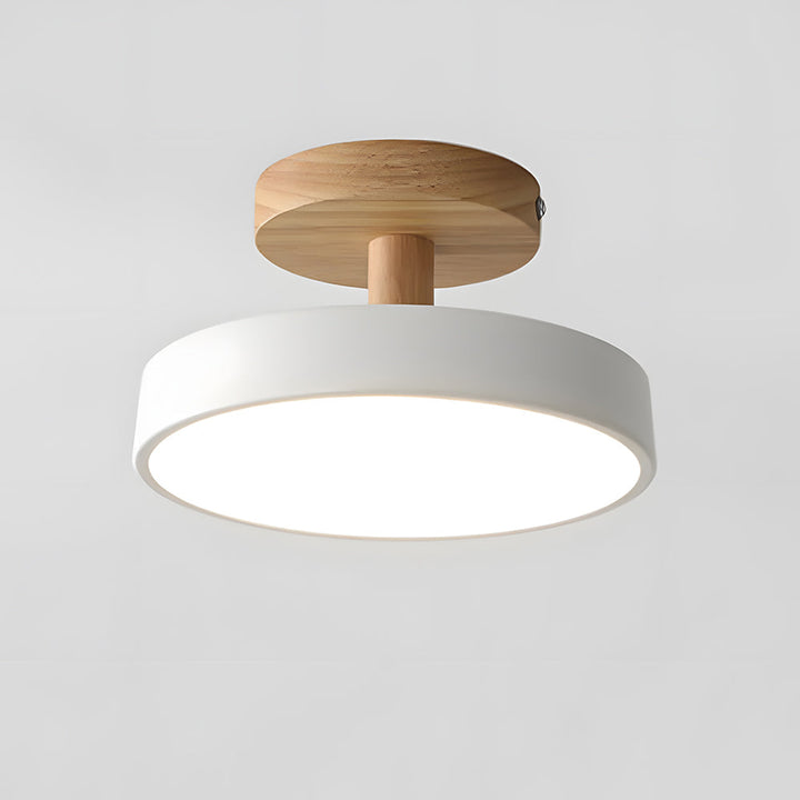 Lampe de plafond design LED. Bois clair et pastel, ambiance moderne.