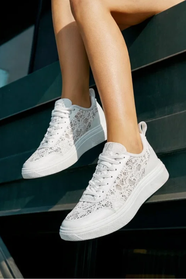 Chaussures fleuries à lacets pour femmes, parfaites pour un style élégant et une marche confortable au printemps.