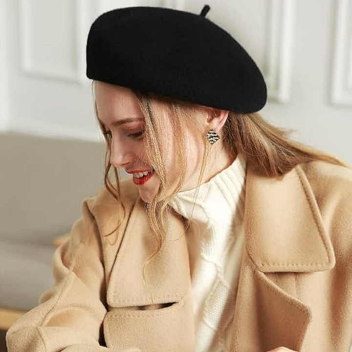 Béret gris perle, accessoire unisexe chic, style français classique, pour une élégance discrète.