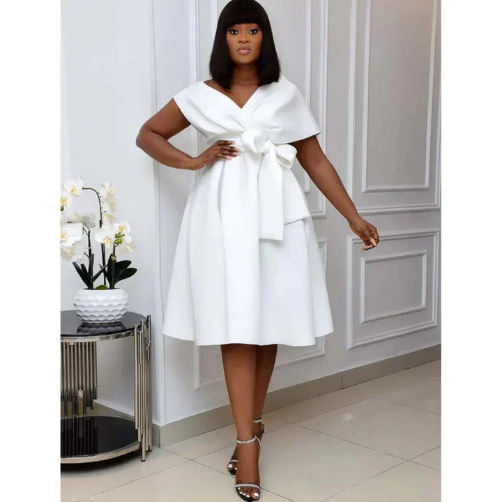Robe femme chic A-ligne avec manches courtes. Confortable et élégante pour printemps/été. Tenue moderne.