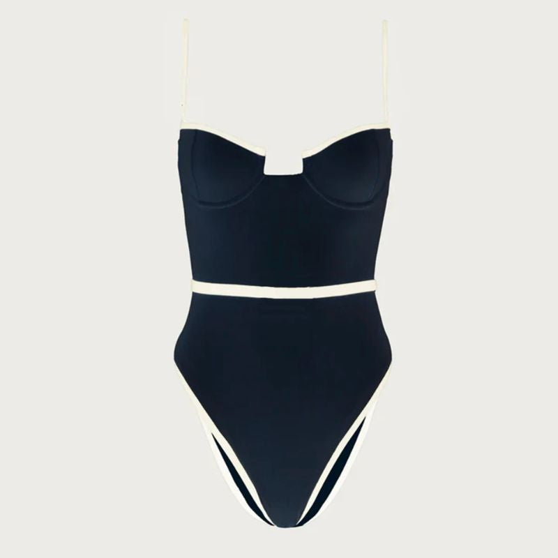 Maillot de bain une pièce femme raffiné, avec un effet sculptant discret, pour une confiance élégante au bord de l'eau.