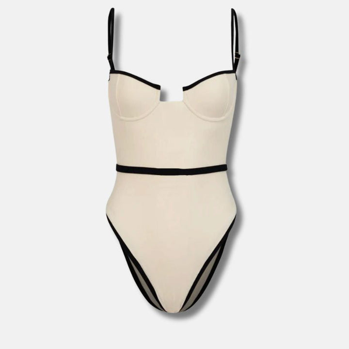 Maillot de bain une pièce femme élégant, soulignant la taille, idéal pour les loisirs aquatiques et le farniente.