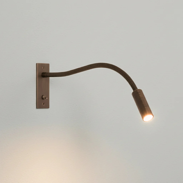 Luminaire mural LED réglable, lumière d'ambiance chaleureuse pour salon.