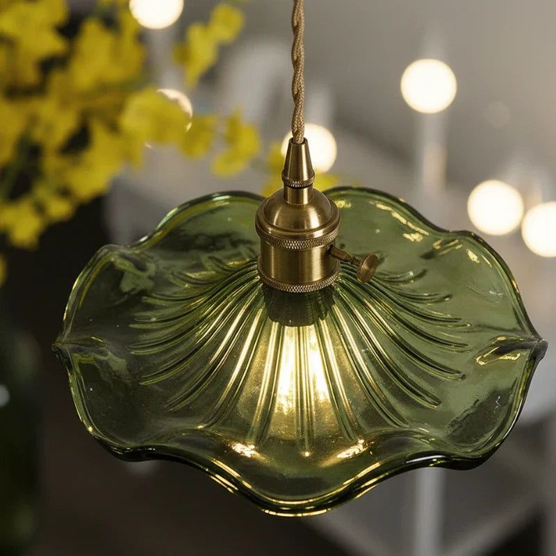 Luminaire design tropical raffiné, laiton doré et verre, idéal chambre cosy.