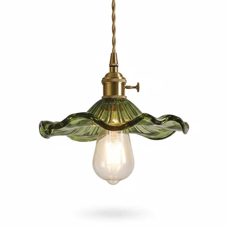 Éclairage d'ambiance moderne, suspension en laiton et verre, touche tropicale chic.
