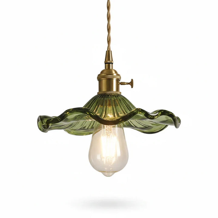 Éclairage d'ambiance moderne, suspension en laiton et verre, touche tropicale chic.