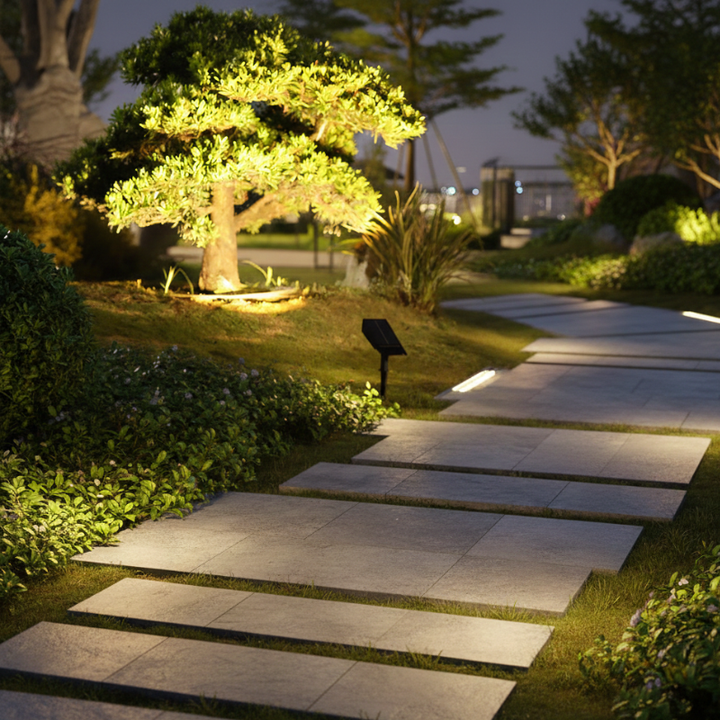 Spot solaire LED pour jardin moderne, éclairage extérieur sans fil IP65, ambiance chaude.