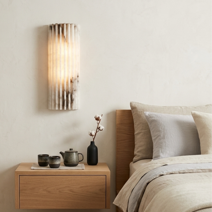 Éclairage mural moderne et élégant pour salon. Applique minimaliste qui sublime la décoration intérieure.