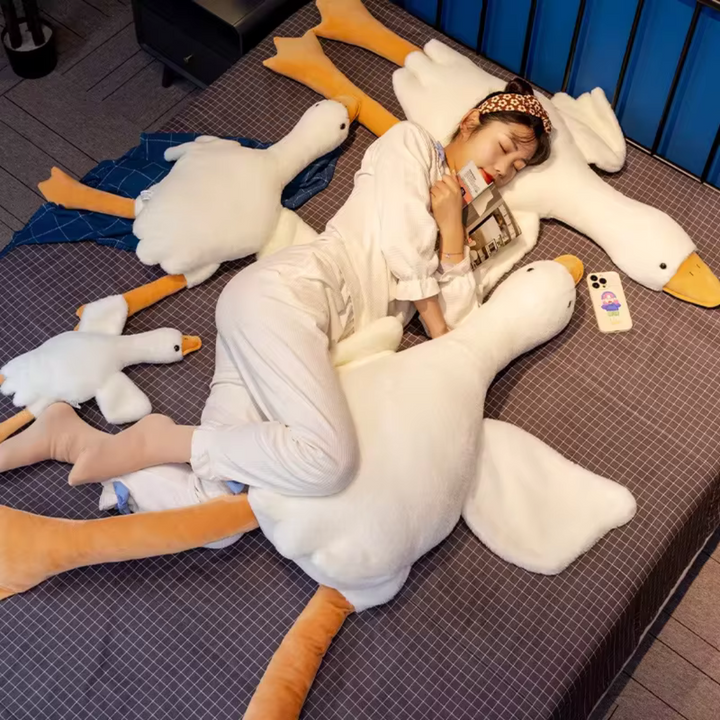 Peluche oie géante douillette GooseHaven, parfaite pour câlins et décoration de chambre d'enfant. Cadeau doux et relaxant.
