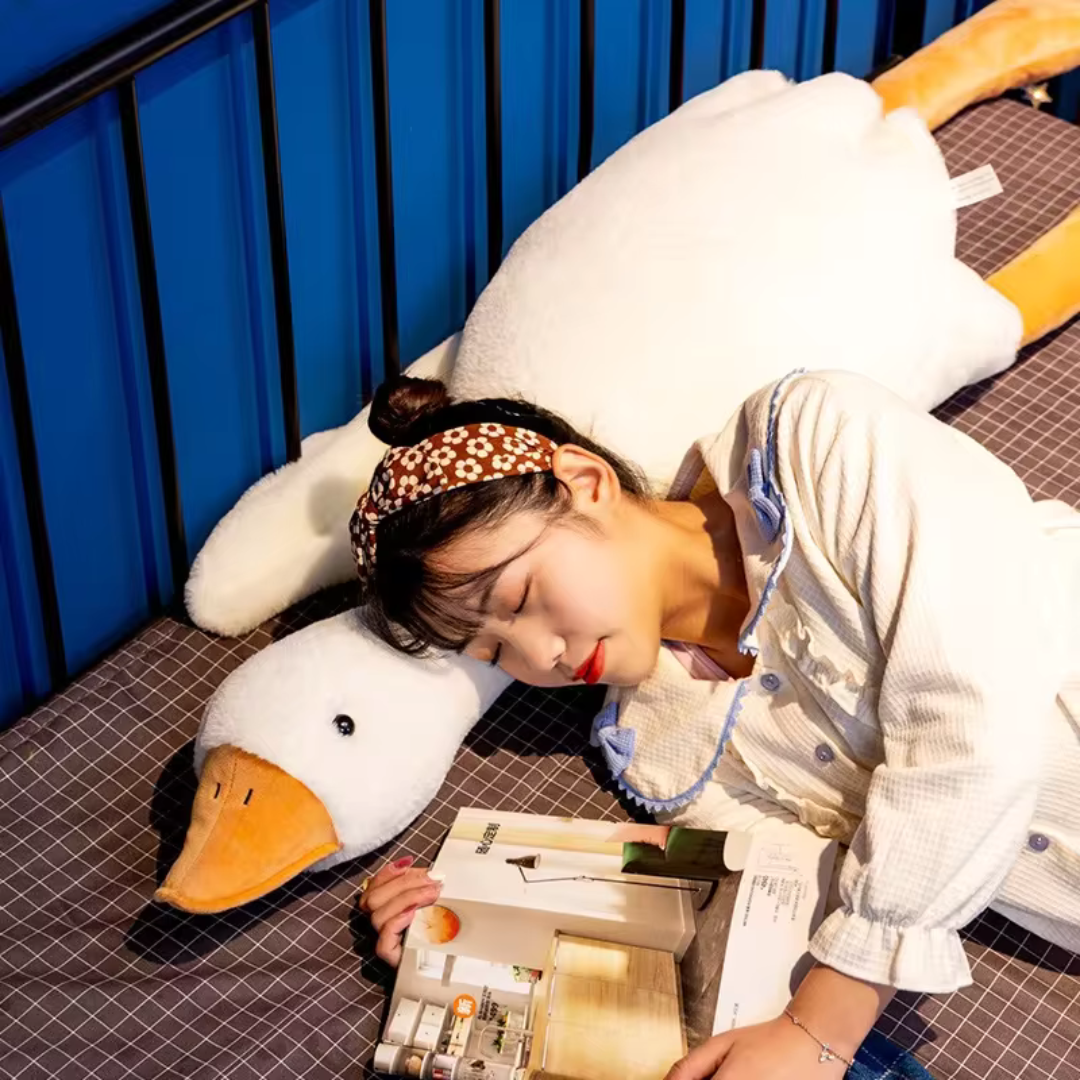 Doudou oie géante ultra-douce, compagnon idéal pour la relaxation et le sommeil des enfants. Coussin confortable.