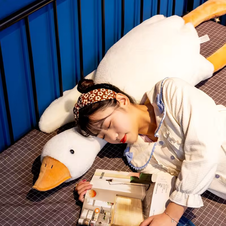 Doudou oie géante ultra-douce, compagnon idéal pour la relaxation et le sommeil des enfants. Coussin confortable.