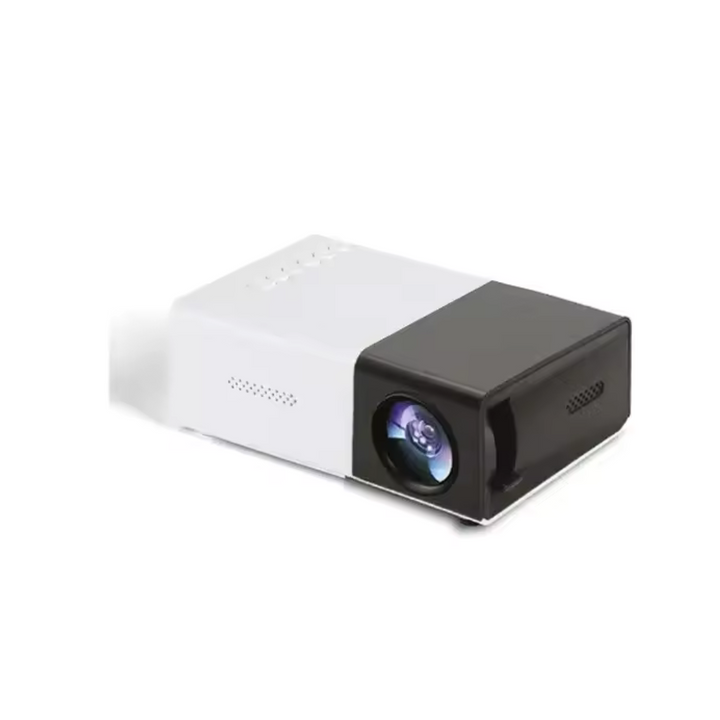 Famille regardant un film sur grand écran avec le mini projecteur HD LuxeVision, ambiance cinéma maison.