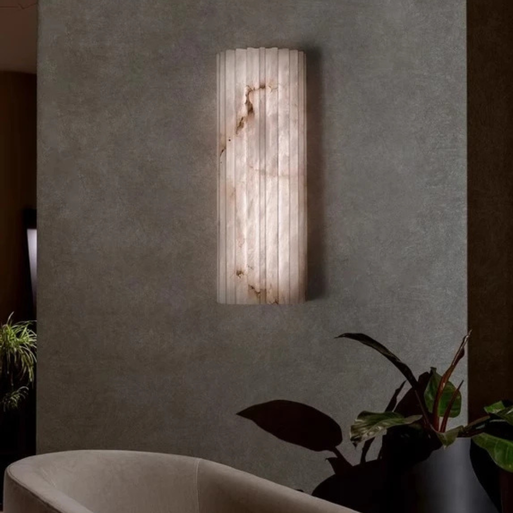 Applique murale moderne et chic, design minimaliste. Un luminaire parfait pour un éclairage d'ambiance élégant et discret.