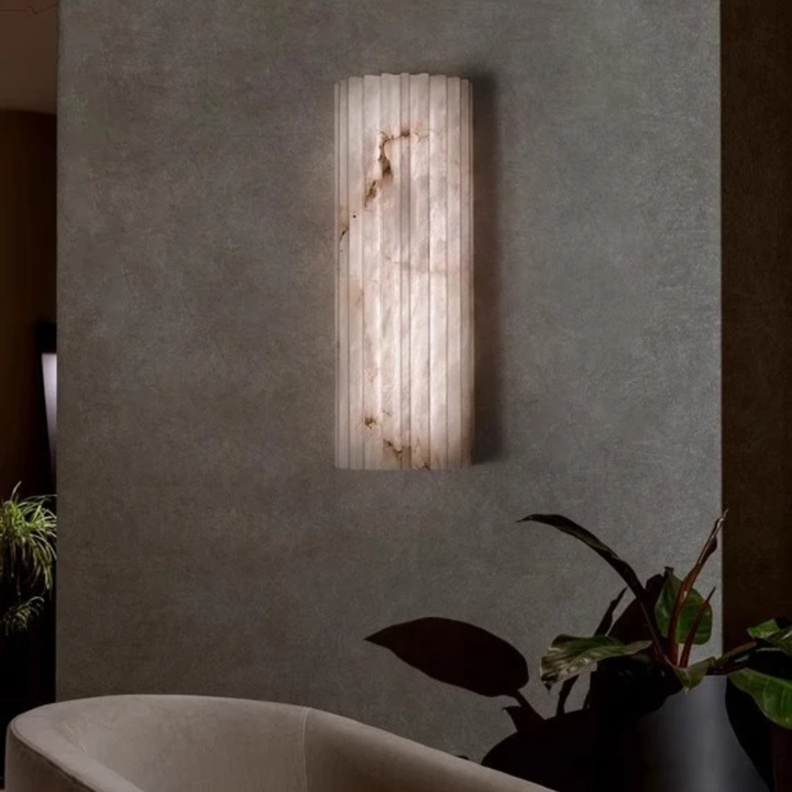 Applique murale moderne et chic, design minimaliste. Un luminaire parfait pour un éclairage d'ambiance élégant et discret.