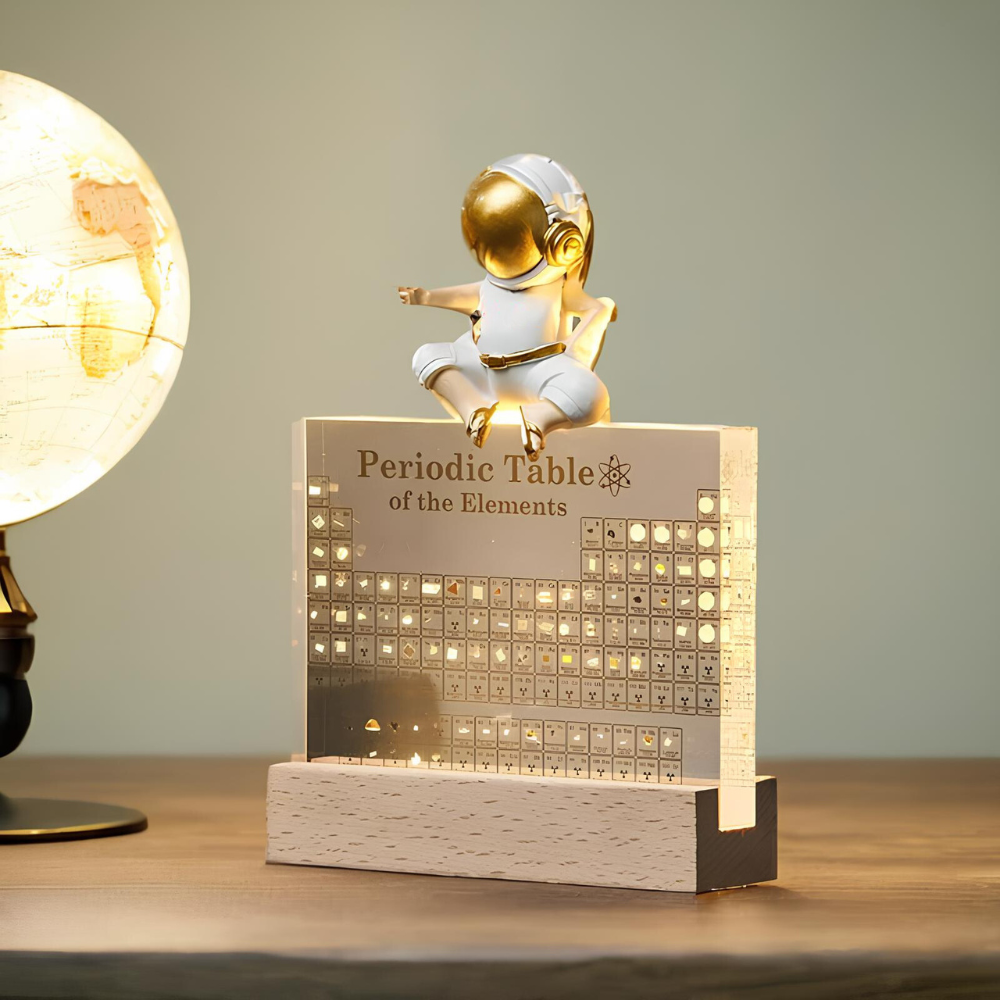 Tableau périodique lumineux posé sur un bureau, avec éléments réels, apportant une touche scientifique et moderne.