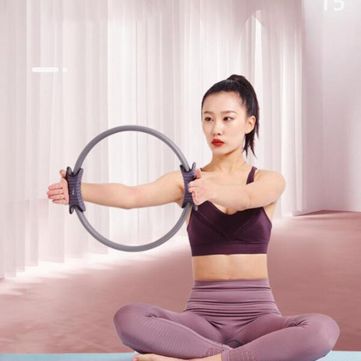 Gros plan sur l'anneau de fitness BalanceFit, accessoire portable pour Pilates, yoga et musculation.