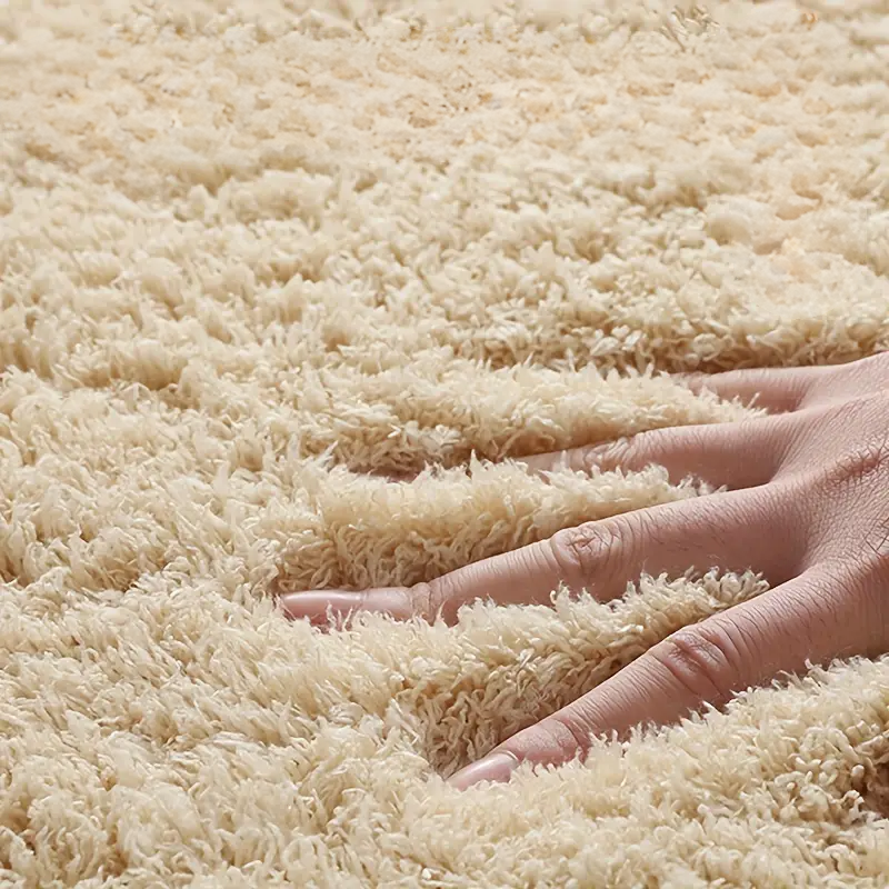 Tapis de bain rectangulaire en textile doux, idéal pour un confort absolu dans votre salle de bain.