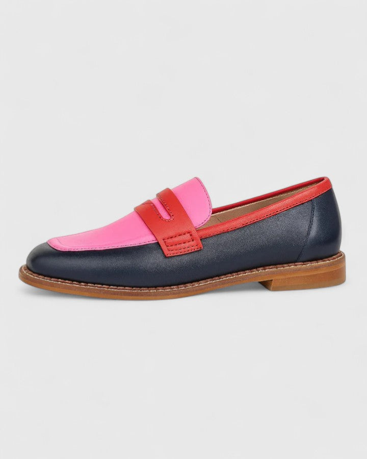 Penny loafers femme color block chic et décontractés. Mocassins confortables pour un style mode printanier et estival.