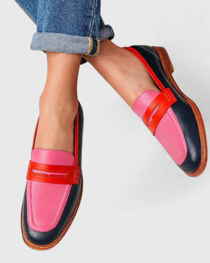 Mocassins femme color block modernes et élégants. Chaussures plates confortables à enfiler, idéales pour printemps/été.