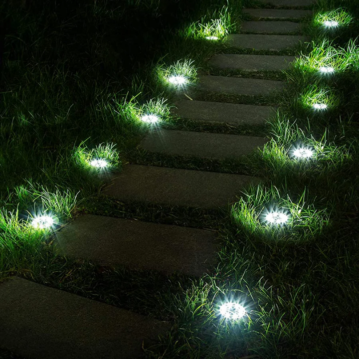 Lampe solaire portable et étanche, éclairage sans fil pour jardin, allée ou terrasse, installation facile et rapide.
