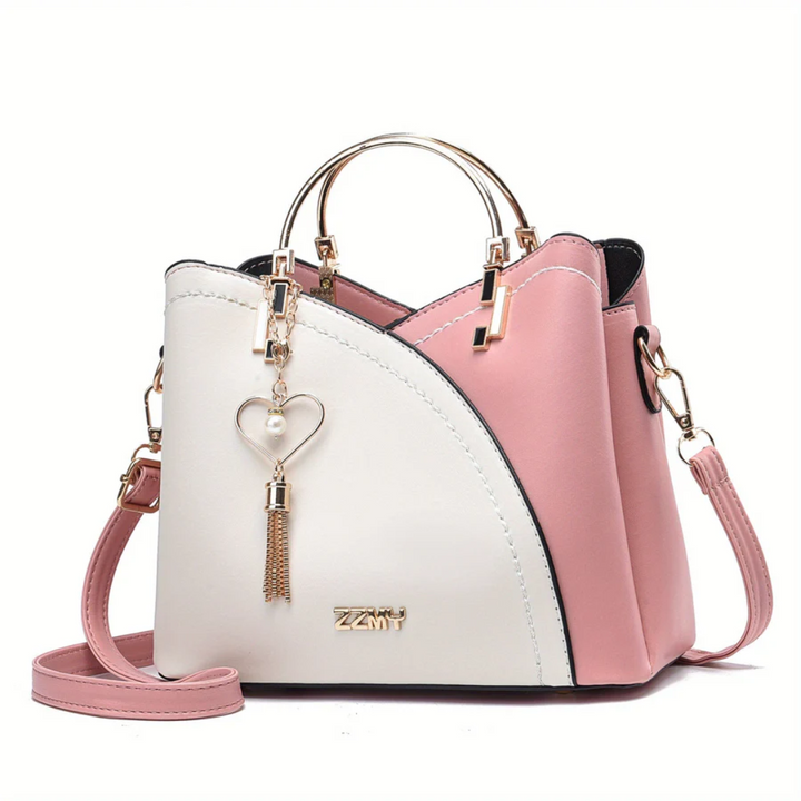 Femme portant un sac à main élégant, accessoire mode polyvalent pour un look quotidien tendance.