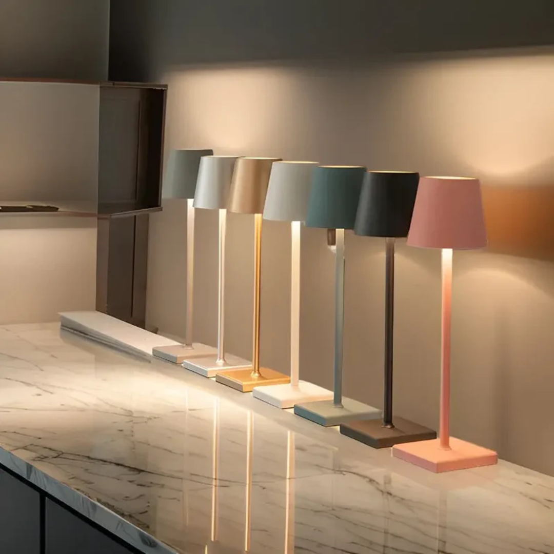 Lampe de table LED élégante, sans fil, rechargeable, design moderne, pour un éclairage d'ambiance intérieur/extérieur.