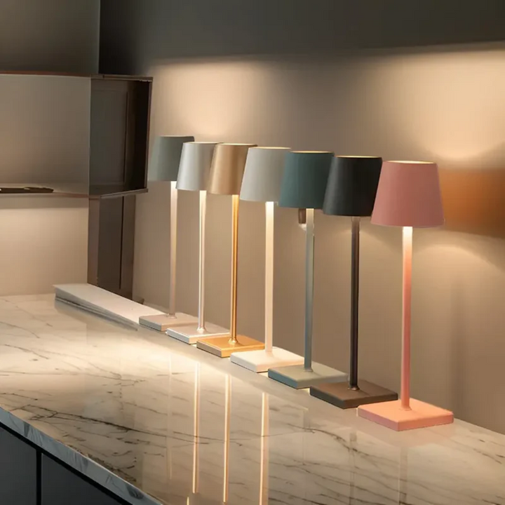 Lampe de table LED élégante, sans fil, rechargeable, design moderne, pour un éclairage d'ambiance intérieur/extérieur.