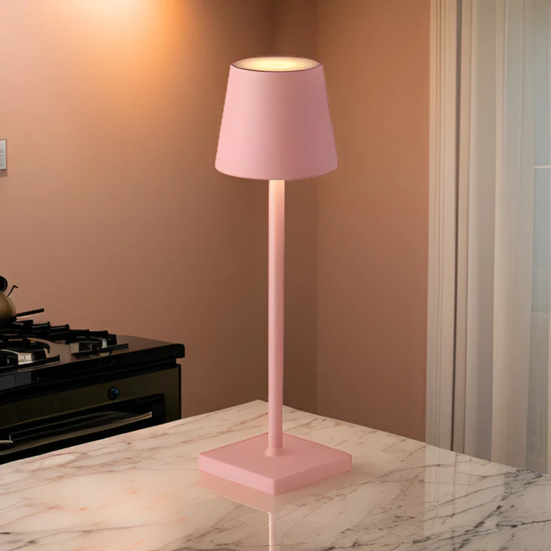 Lampe de table LED sans fil créant une ambiance chaleureuse, lumière chaude, rechargeable, pour intérieur/extérieur.
