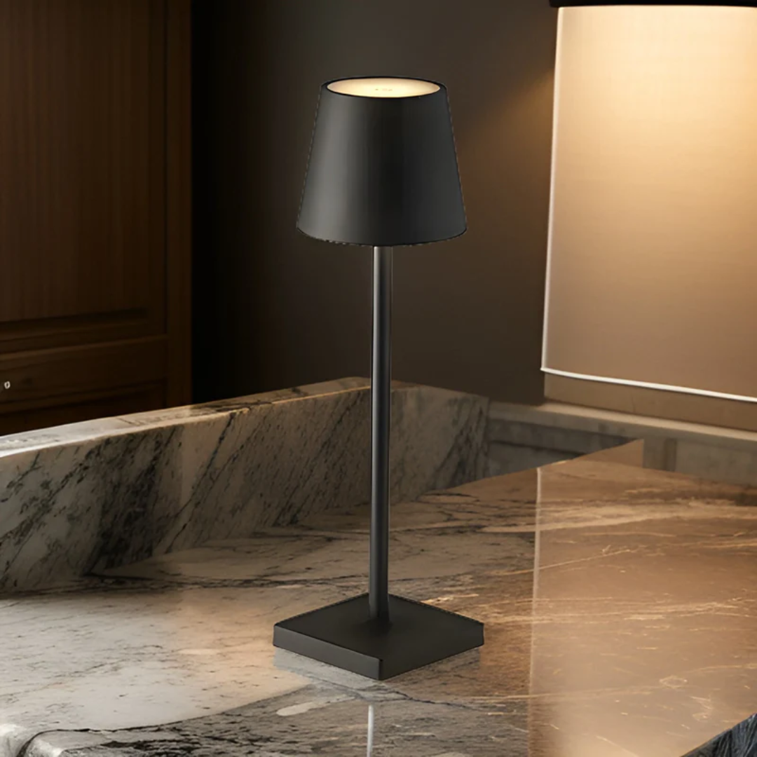 Élégante lampe de table LED sans fil, design moderne en aluminium, lumière chaude, parfaite pour décorer intérieur.
