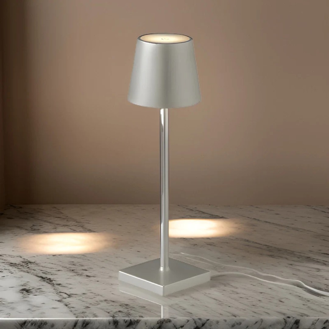 Lampe LED portable sans fil, rechargeable, en aluminium, idéale pour décor intérieur ou extérieur, contrôle tactile.