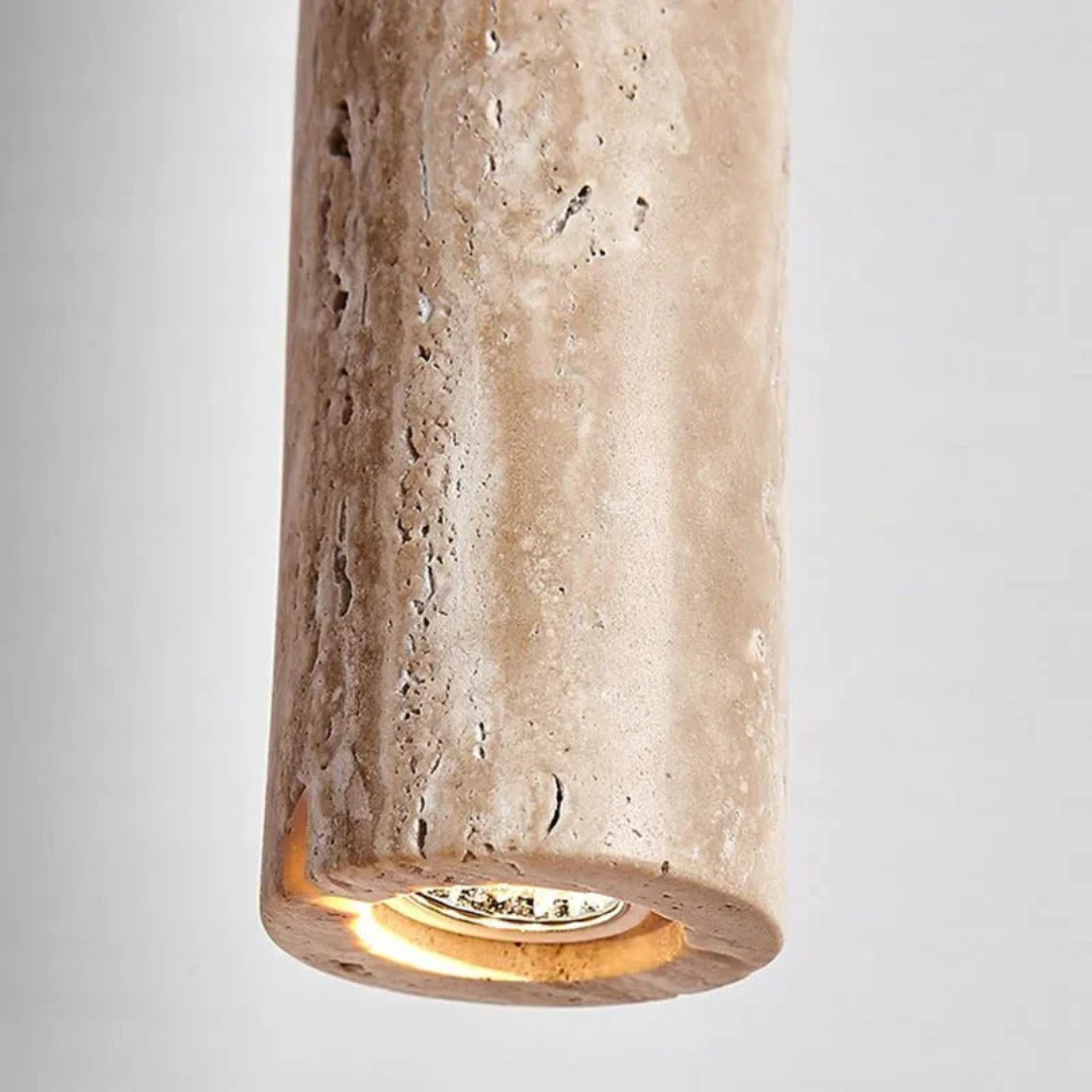 Lustre Wabi-Sabi en travertin naturel, éclairage LED doux, touche unique pour intérieur moderne. Style zen.